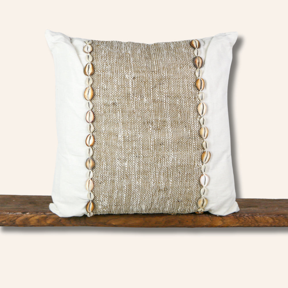 Coussin 50 cm écru, marron et coquillages