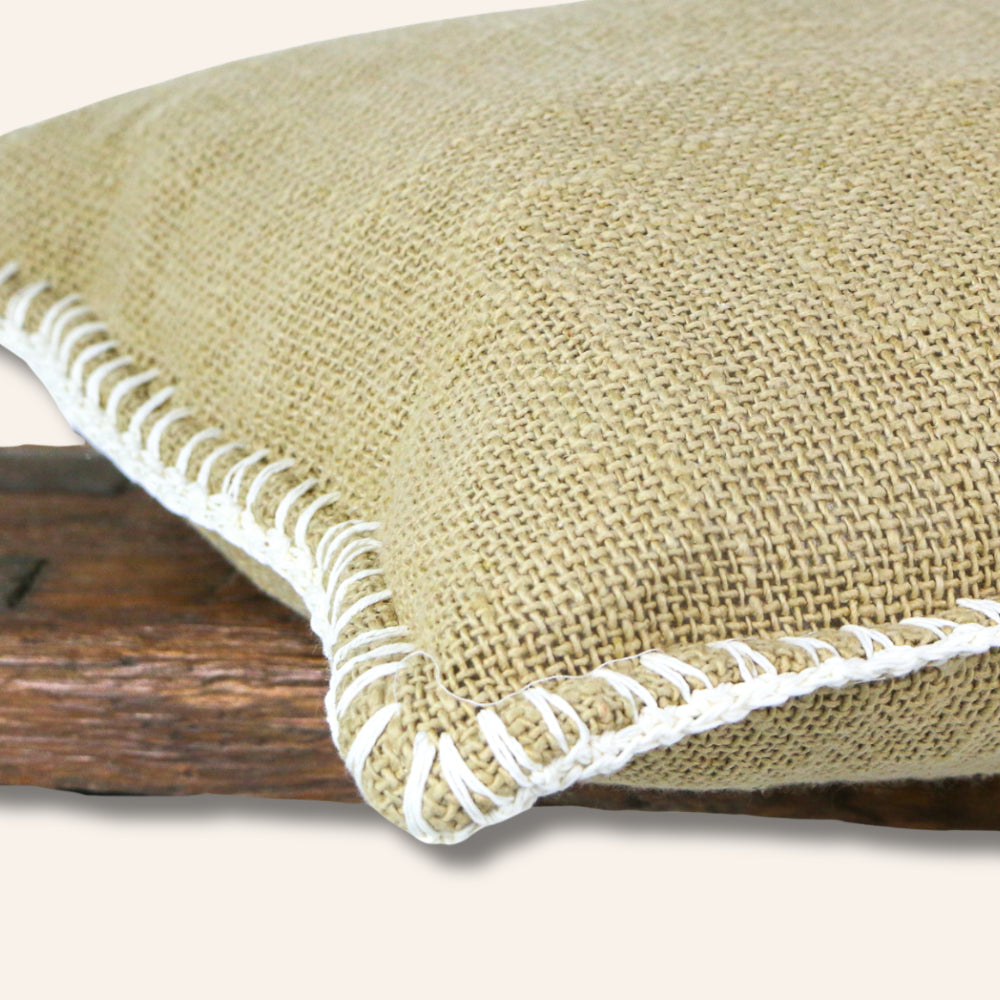 Coussin 50 cm marron coutures blanches