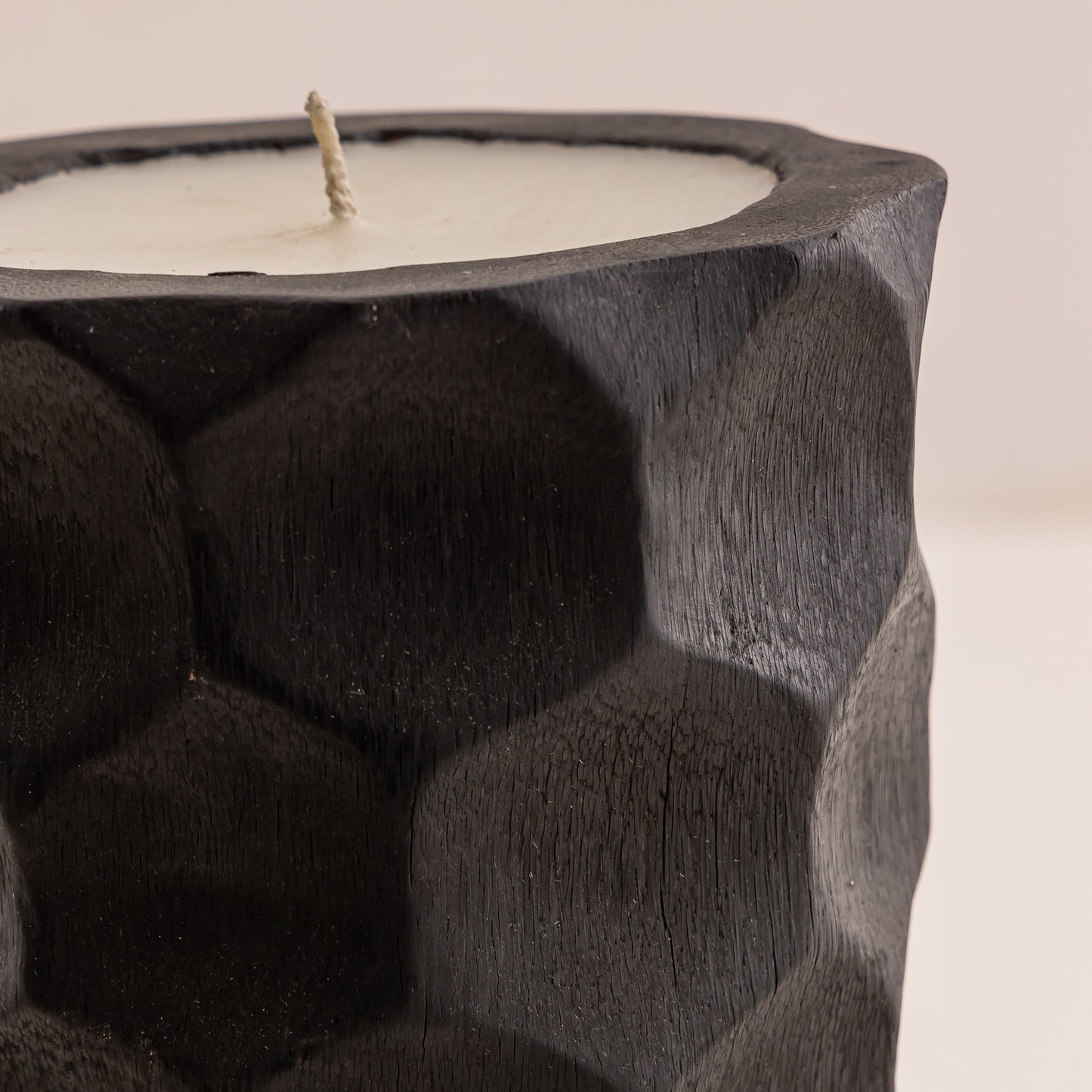 Bougie en bois de cocotier finition noire brûlée martelée - 80 cm