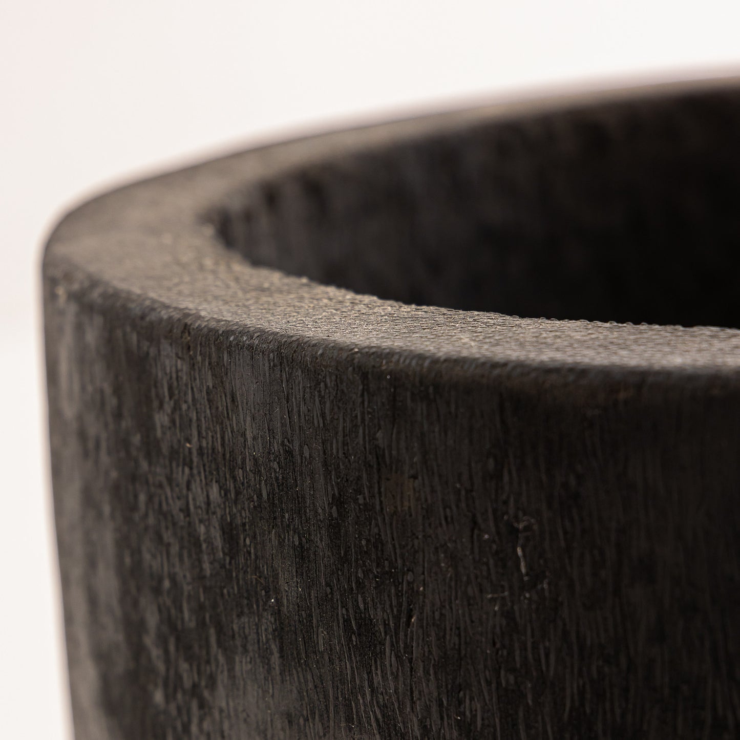 Cache-pot en bois de cocotier finition noire brûlée - 50 cm