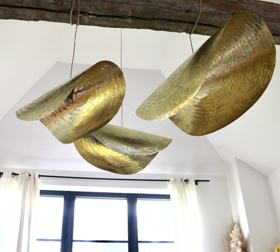 Suspension artisanale en laiton courbée