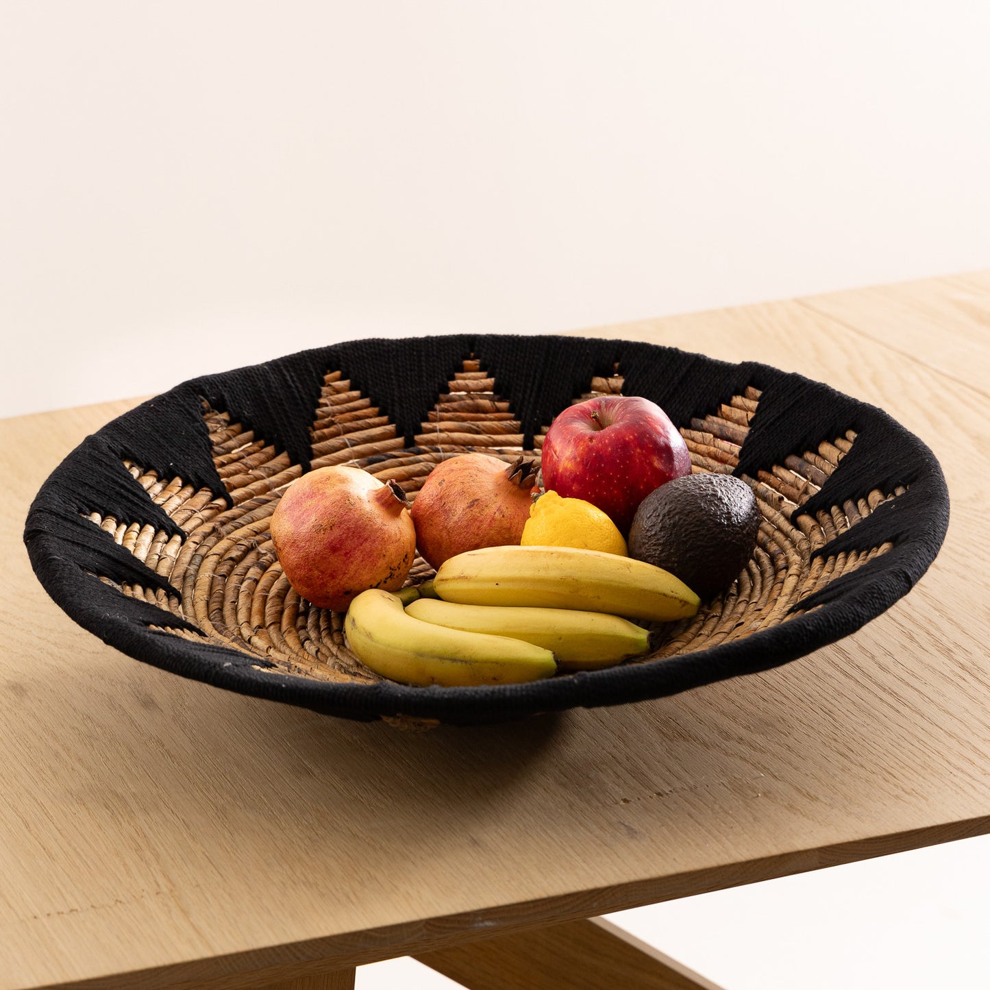 Corbeille de fruits / Décoration murale en fibre de banane et macramé noir