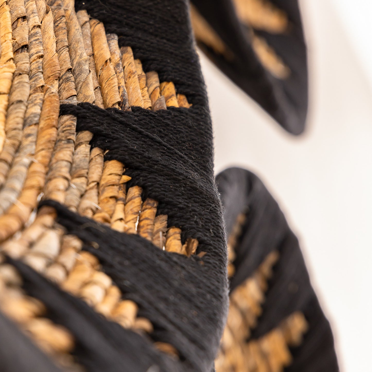 Corbeille de fruits / Décoration murale en fibre de banane et macramé noir