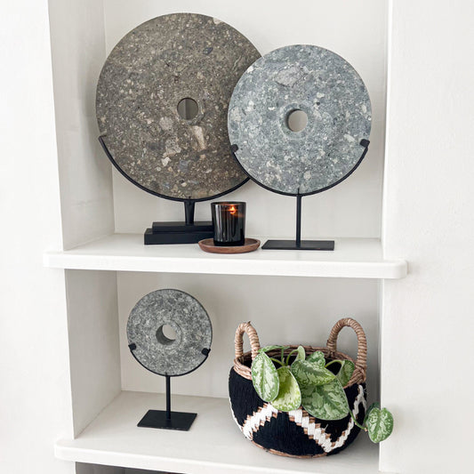Disques gris en pierre sur socle en metal