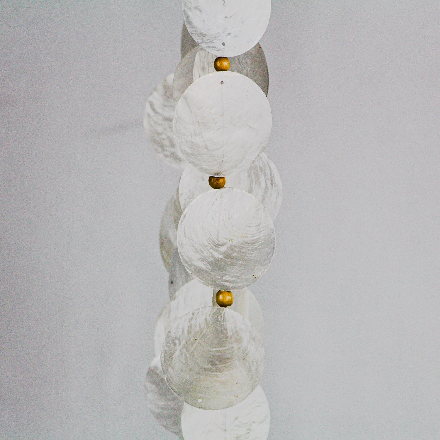 Décoration lune - raphia et coquillages de Capiz