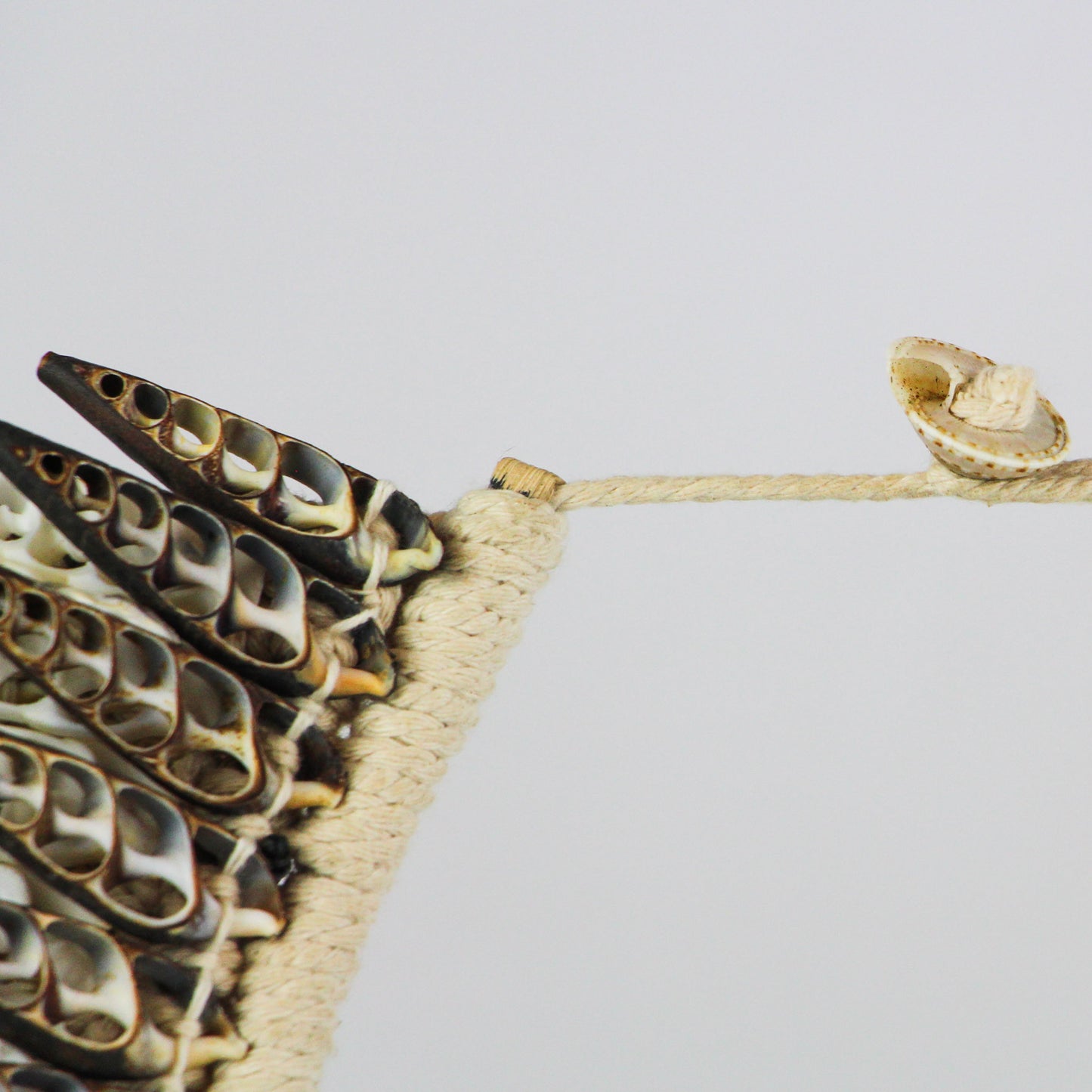 Collier décoratif Saribali en raphia et coquillages