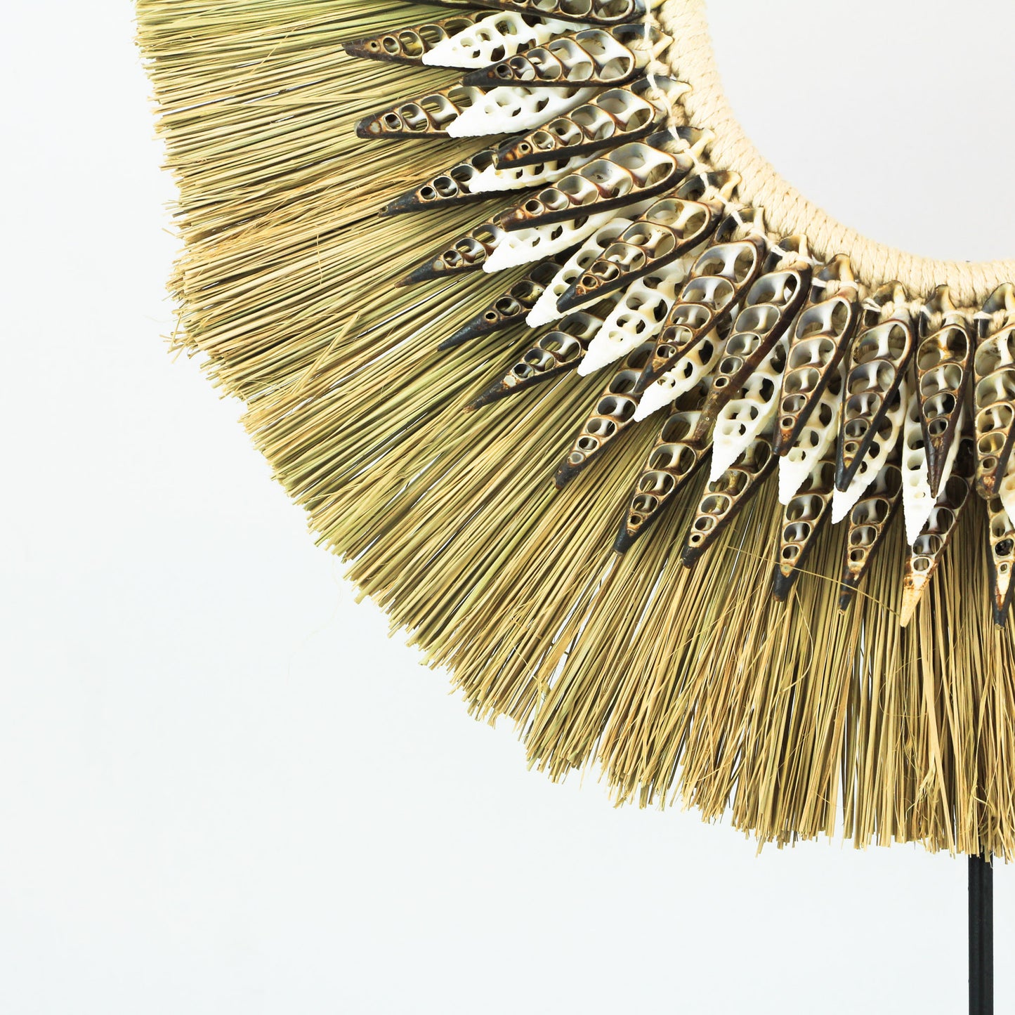 Collier décoratif Saribali en raphia et coquillages