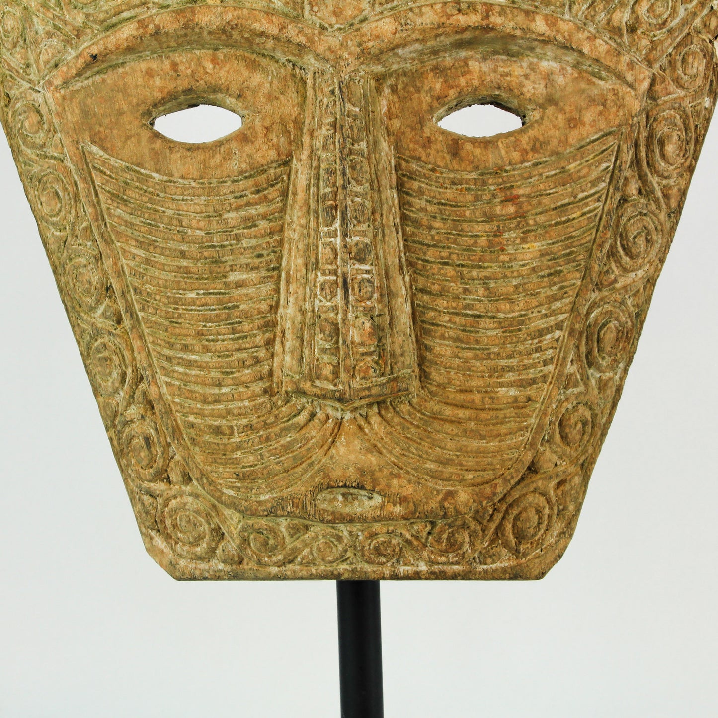 Masque du Timor pointu en bois recyclé