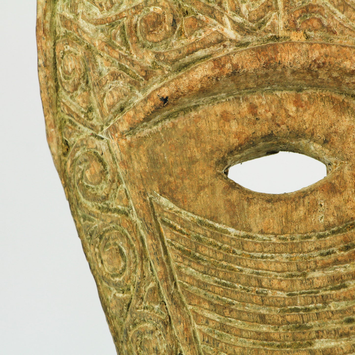 Masque du Timor pointu en bois recyclé