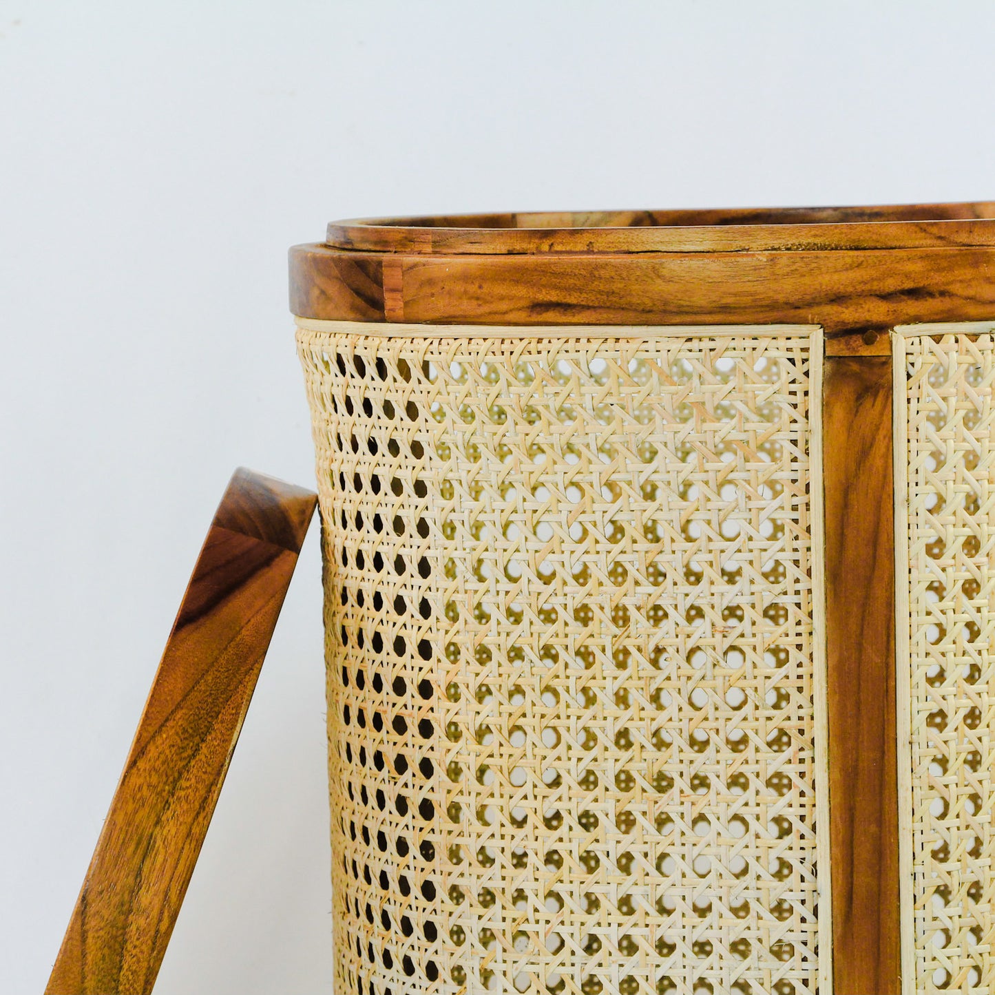Panier de rangement en teck et cannage
