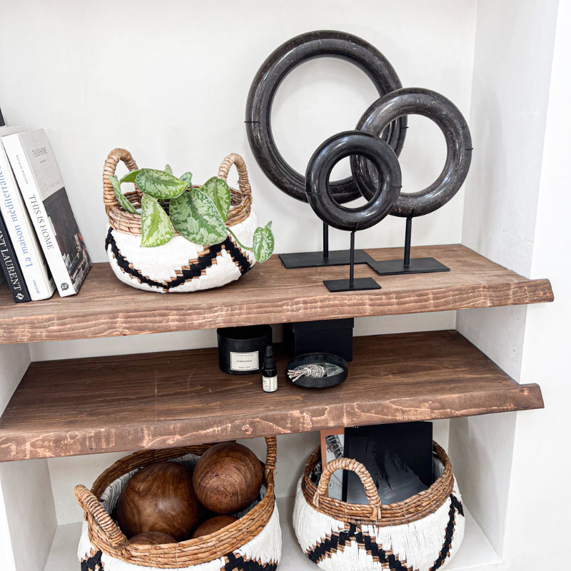 Anneaux en marbre noir sur socle