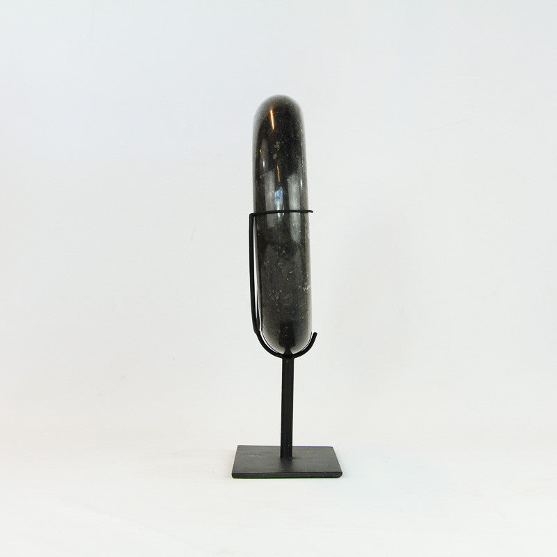 Anneaux en marbre noir sur socle