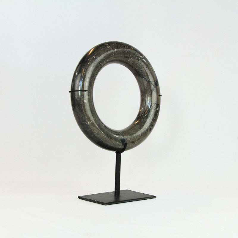 Anneaux en marbre noir sur socle