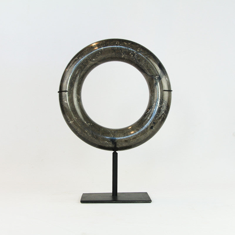 Anneaux en marbre noir sur socle