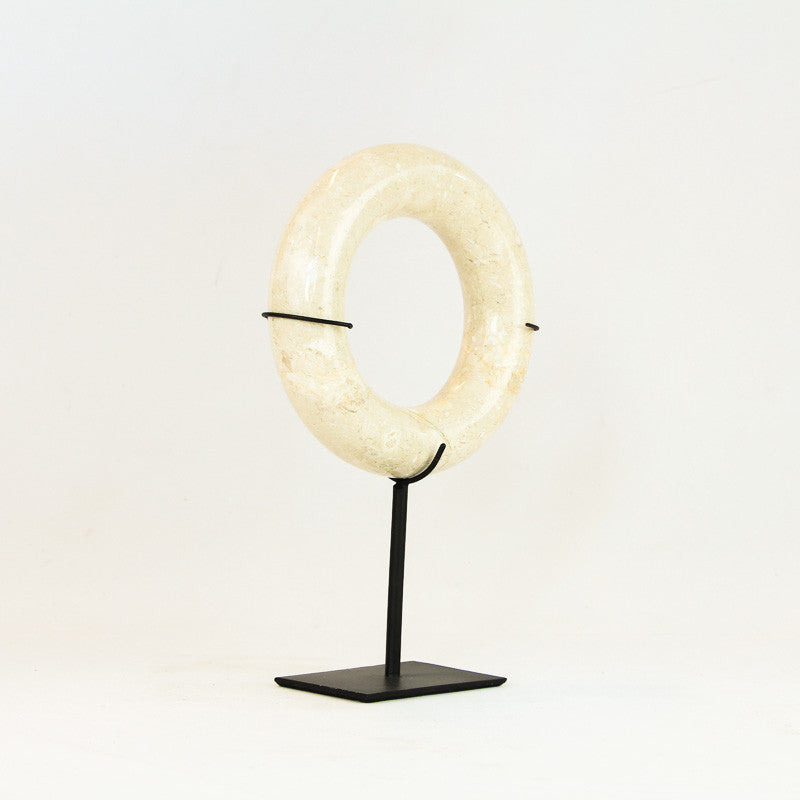 Anneaux en marbre blanc sur socle
