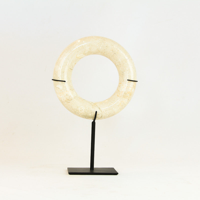 Anneaux en marbre blanc sur socle