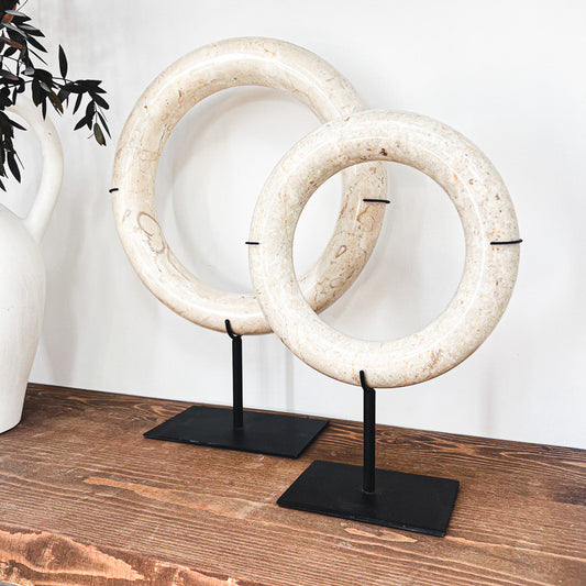 Anneaux en marbre blanc sur socle