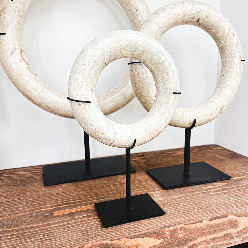 Anneaux en marbre blanc sur socle