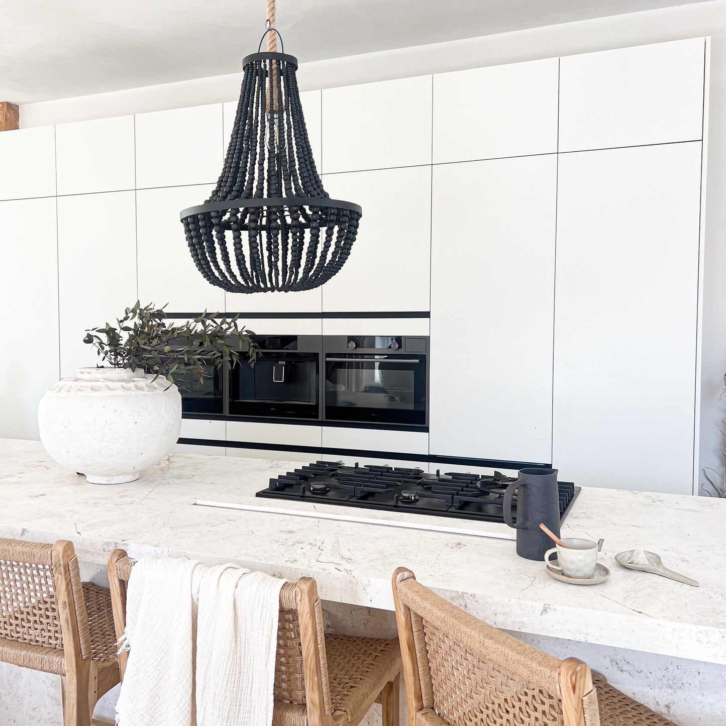 Suspension luminaire en perles de caféier noir et socle en métal assorti