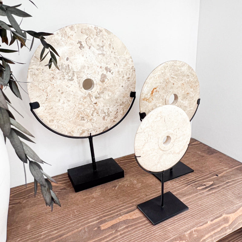 Disques en marbre blanc sur socle