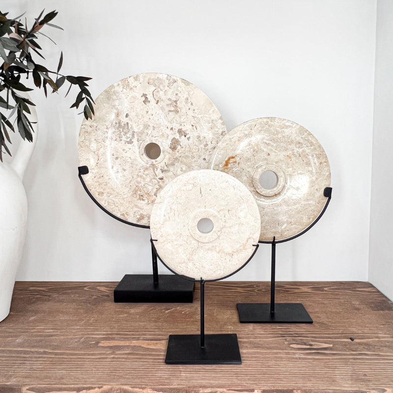 Disques en marbre blanc sur socle