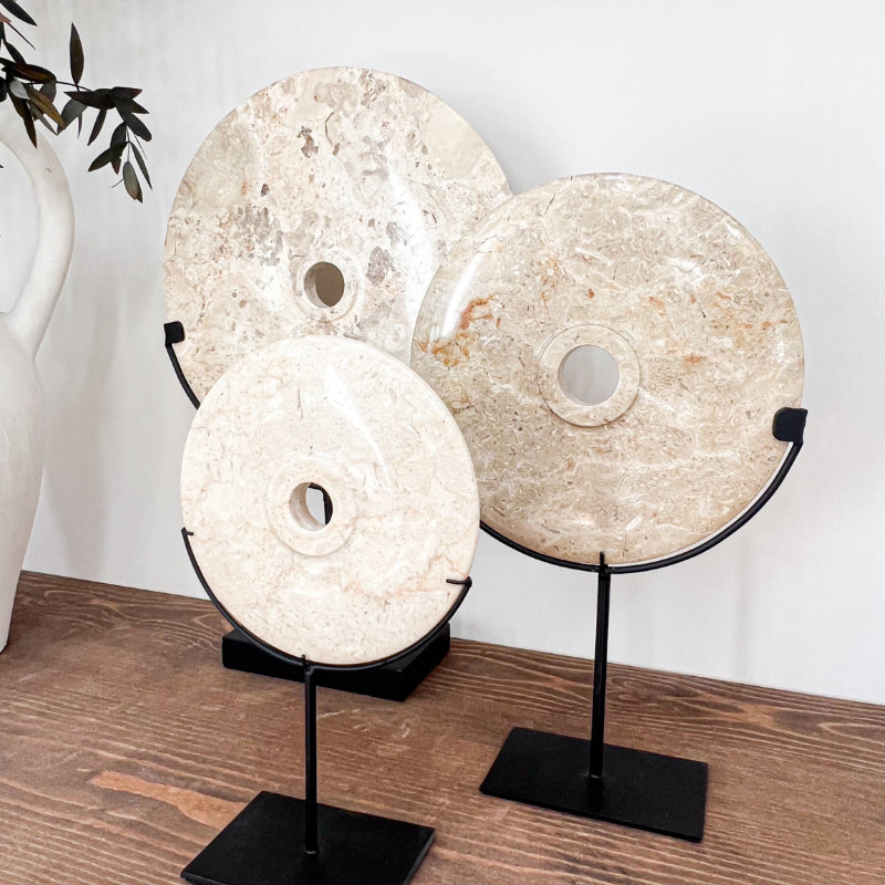 Disques en marbre blanc sur socle