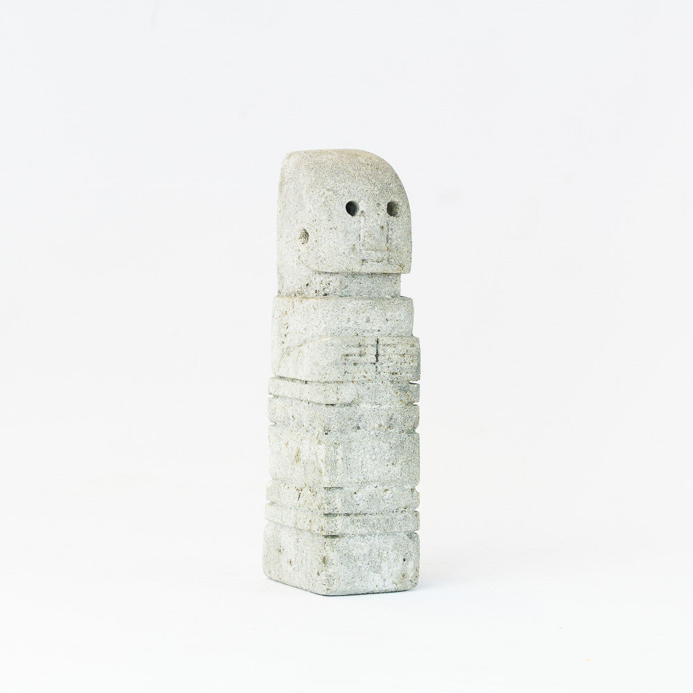 Statuette de bébé primitif de l'île de Sumba