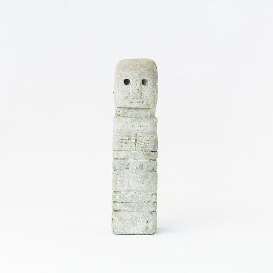 Statuette de bébé primitif de l'île de Sumba