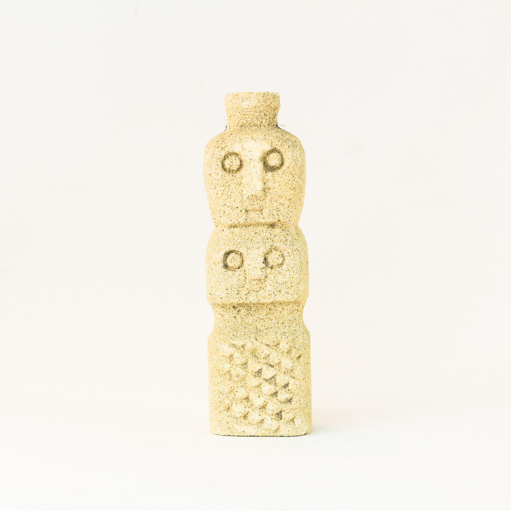 Statuette en pierre à double tête primitive de l'île de Sumba