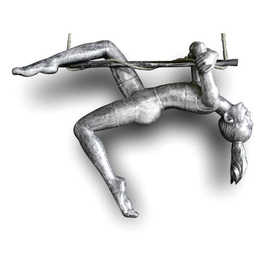 statue femme pendante à la queue de cheval en aluminium couleur argent