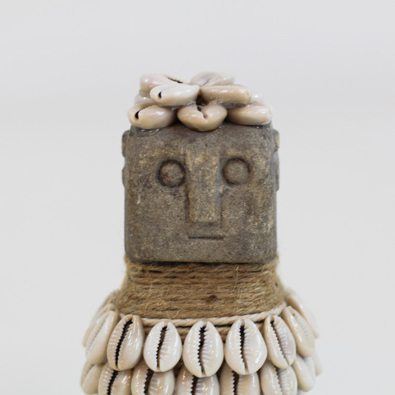 Statuette en pierre et coquillage primitive de l'île de Sumba