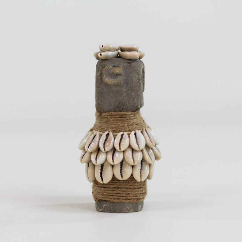 Statuette en pierre et coquillage primitive de l'île de Sumba