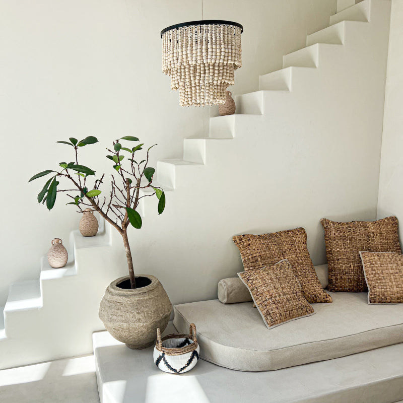 Suspension luminaire artisanale en perles de caféier naturelles et socle métal noir