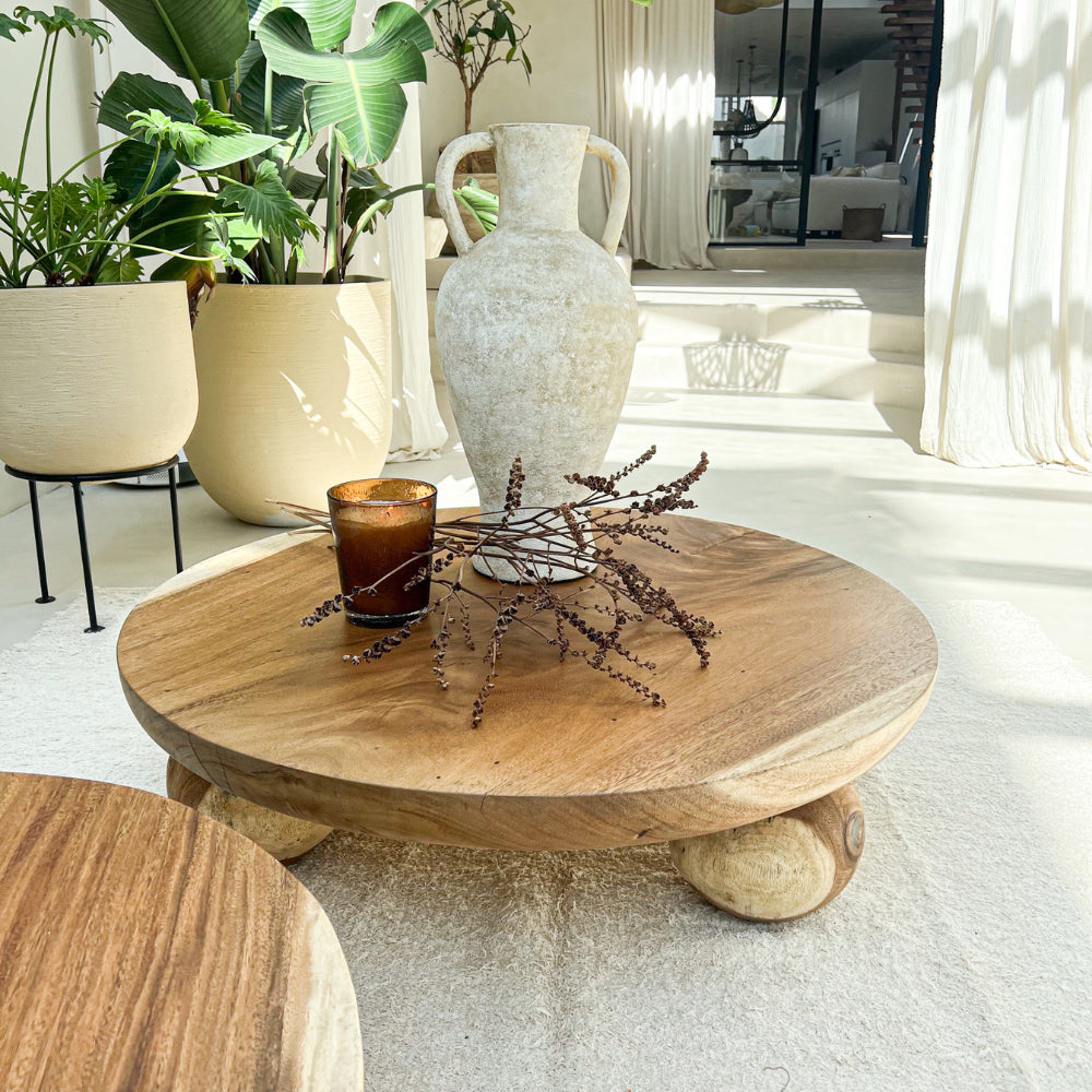 Table basse en suar massif ronde pieds boules 80 cm