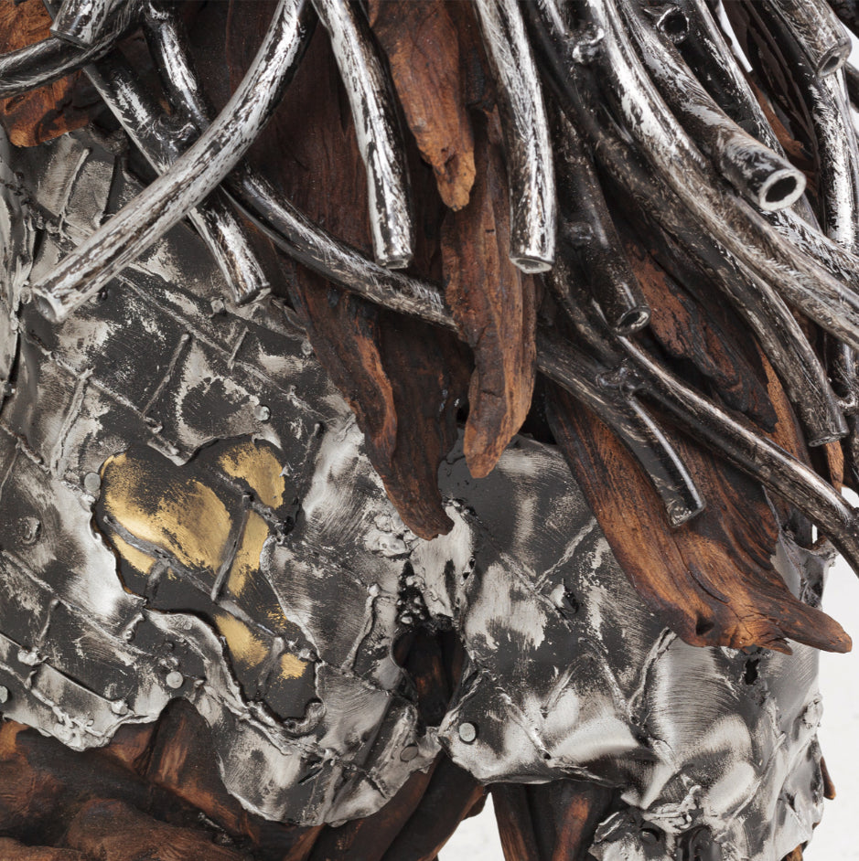 Statue lion assis en bois avec cheveux en aluminium