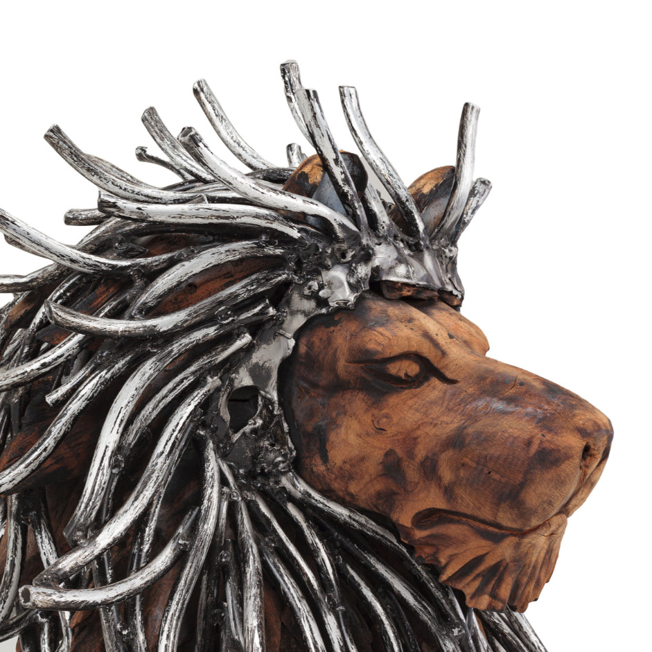 Statue lion assis en bois avec cheveux en aluminium