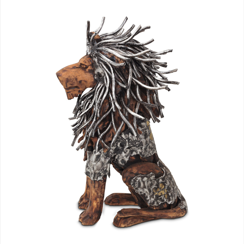 Statue lion assis en bois avec cheveux en aluminium