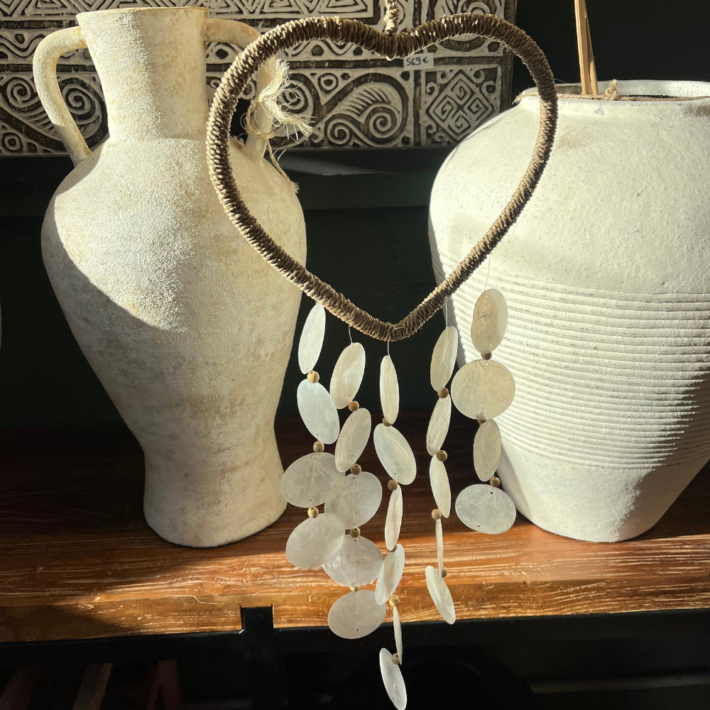Décoration coeur - raphia et coquillages de Capiz