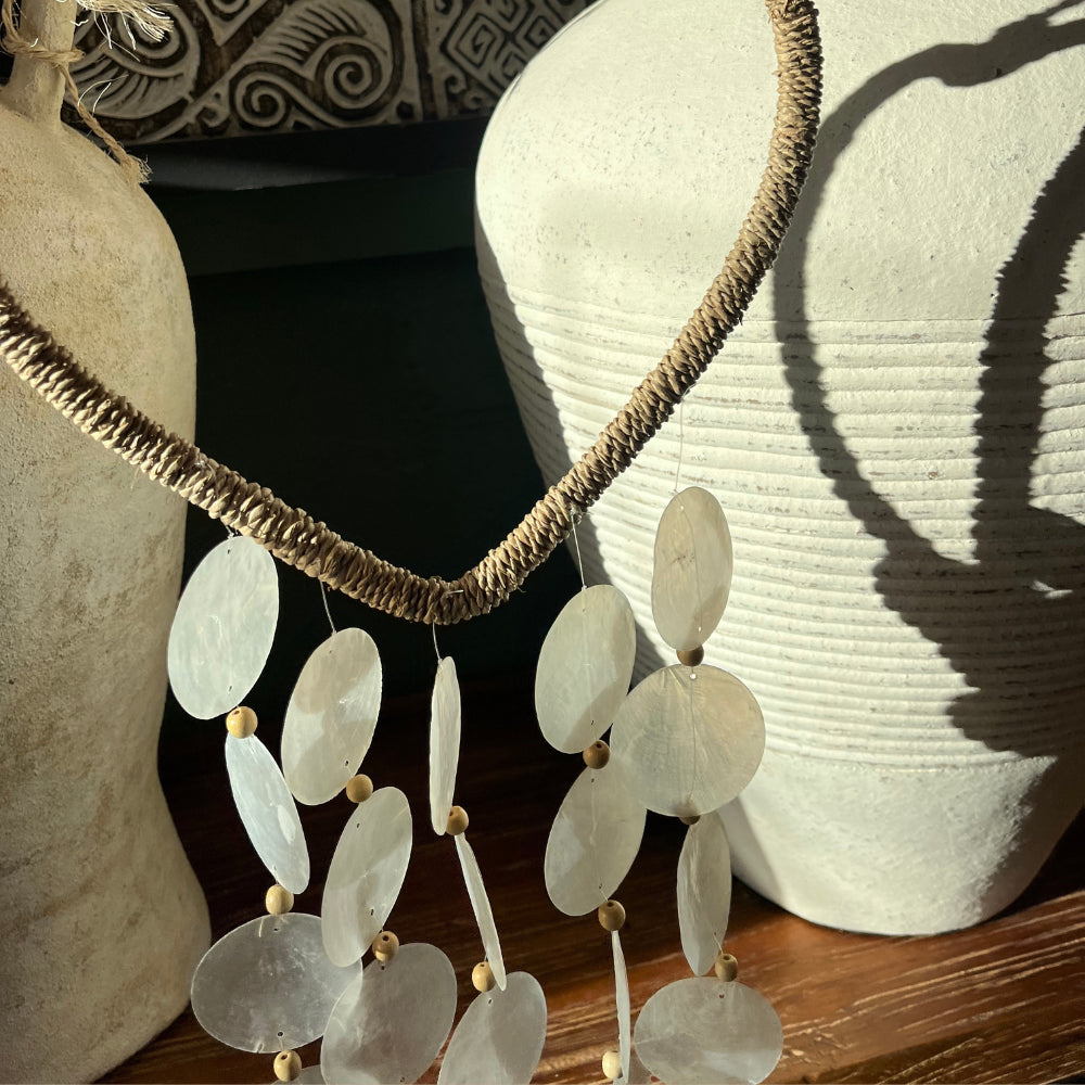 Décoration coeur - raphia et coquillages de Capiz