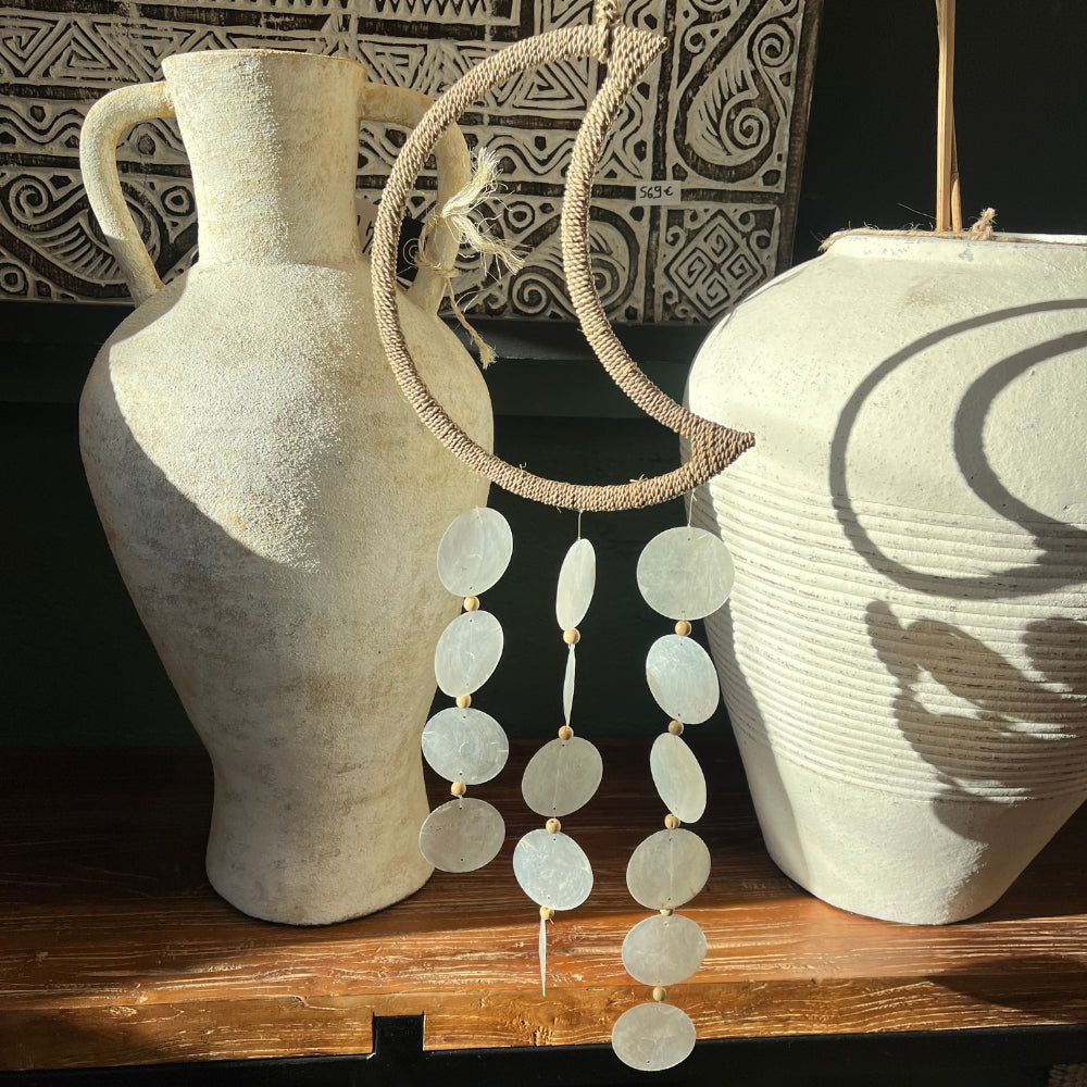 Décoration lune - raphia et coquillages de Capiz