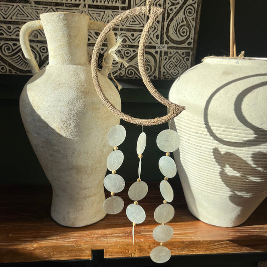 Décoration lune - raphia et coquillages de Capiz