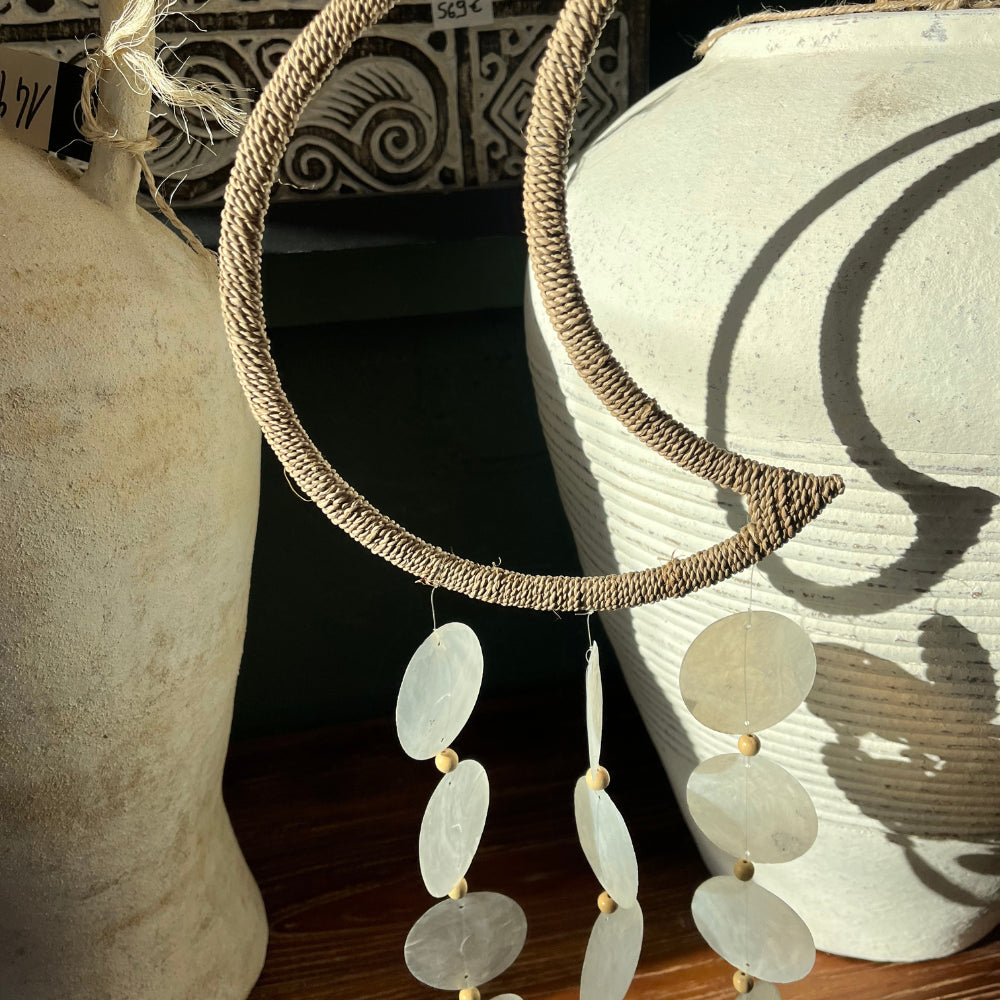 Décoration lune - raphia et coquillages de Capiz