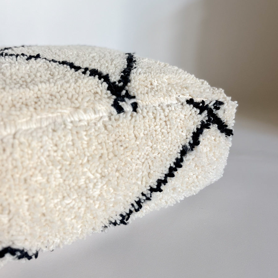Pouf berbère en laine blanc cassé et traits en noir