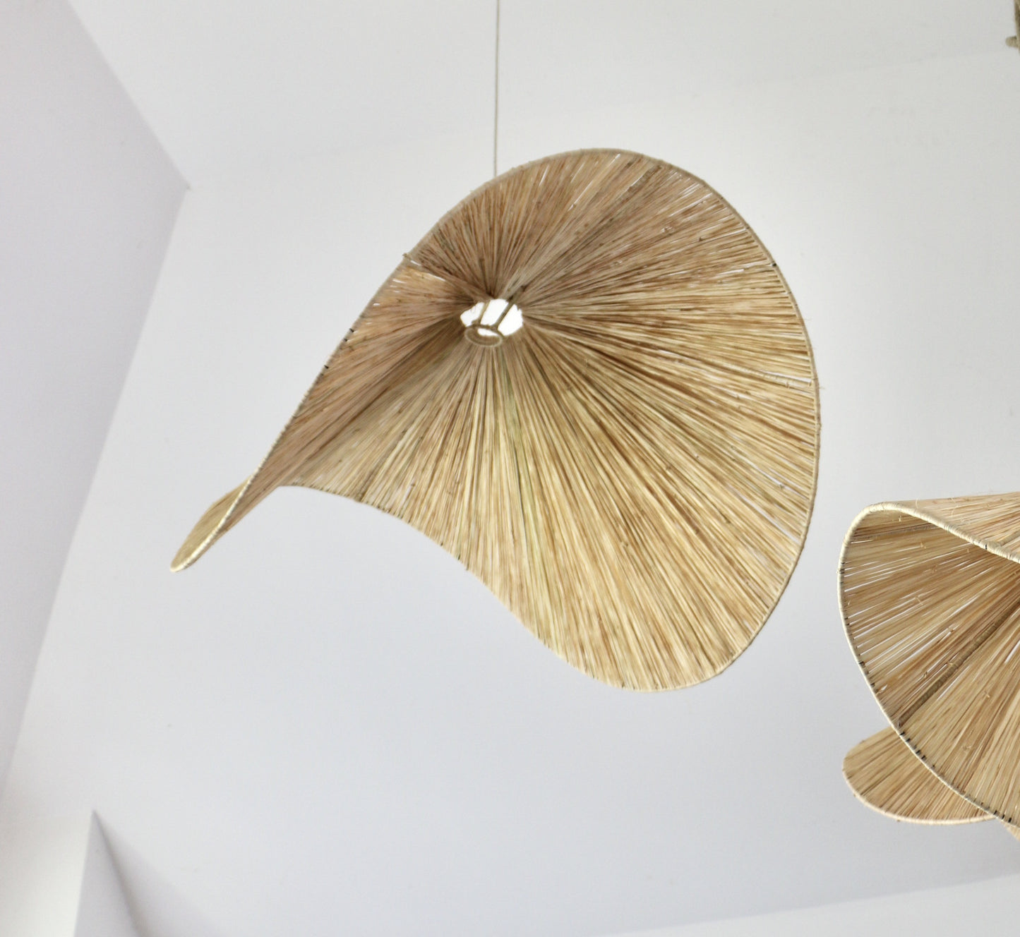 Suspension artisanale chips courbée en raphia