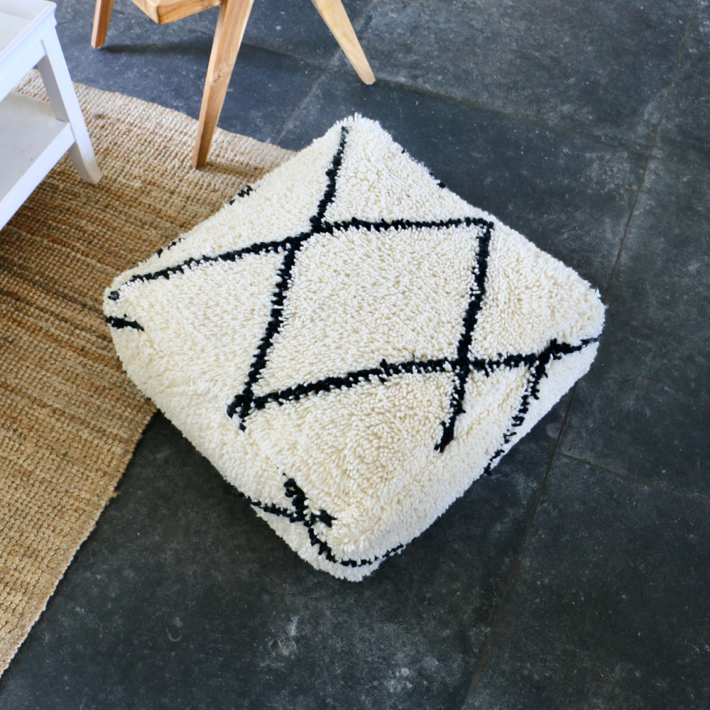Pouf berbère en laine blanc cassé et traits en noir