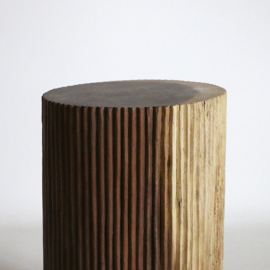 Stool strié en bois de Suar