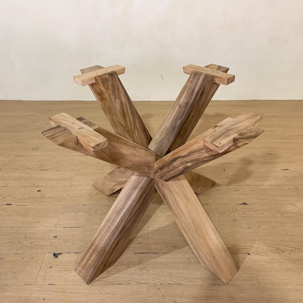 Table ronde cookie en bois de suar massif 172x139 cm