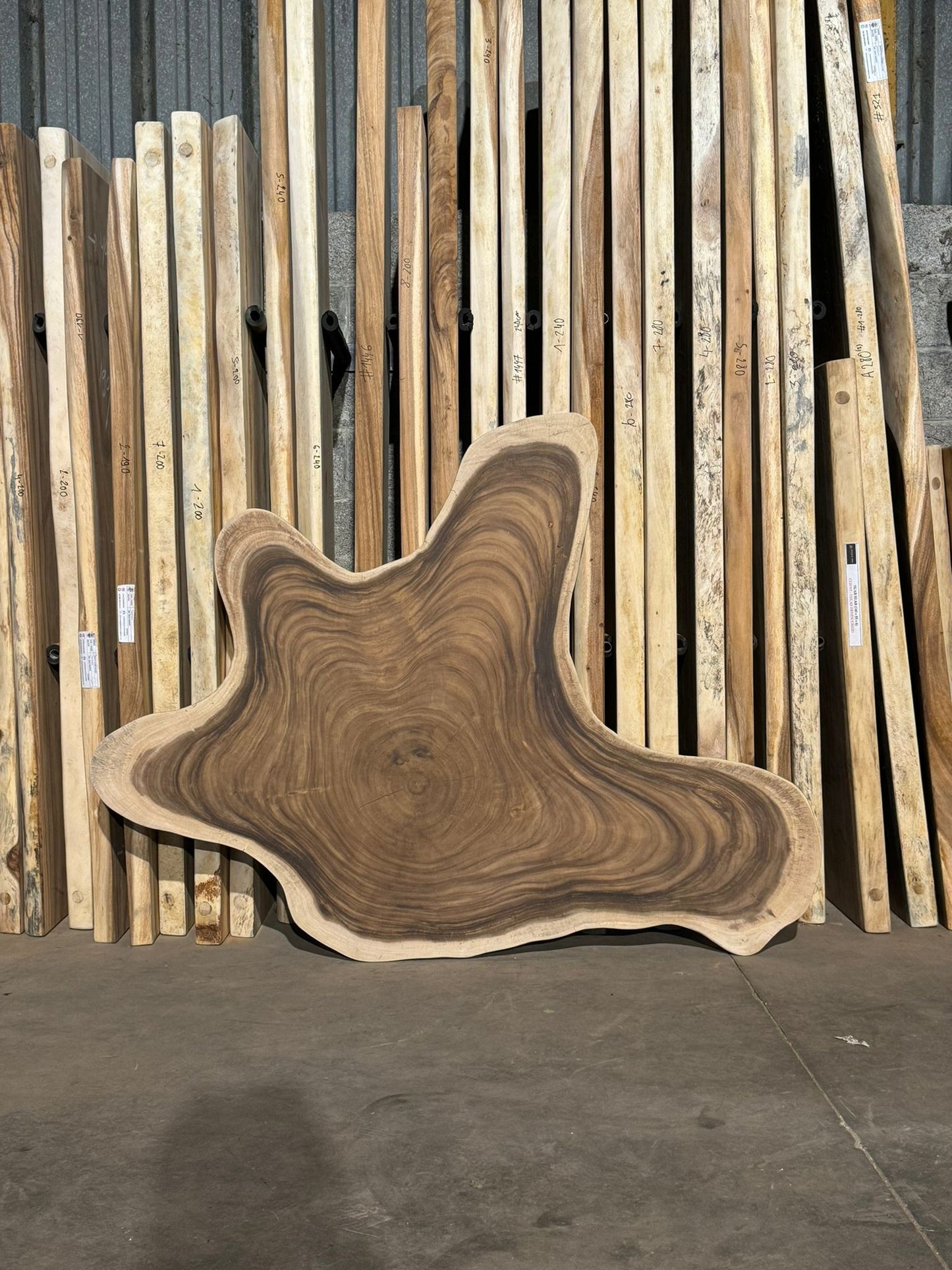 Table ronde cookie en bois de suar massif 172x139 cm