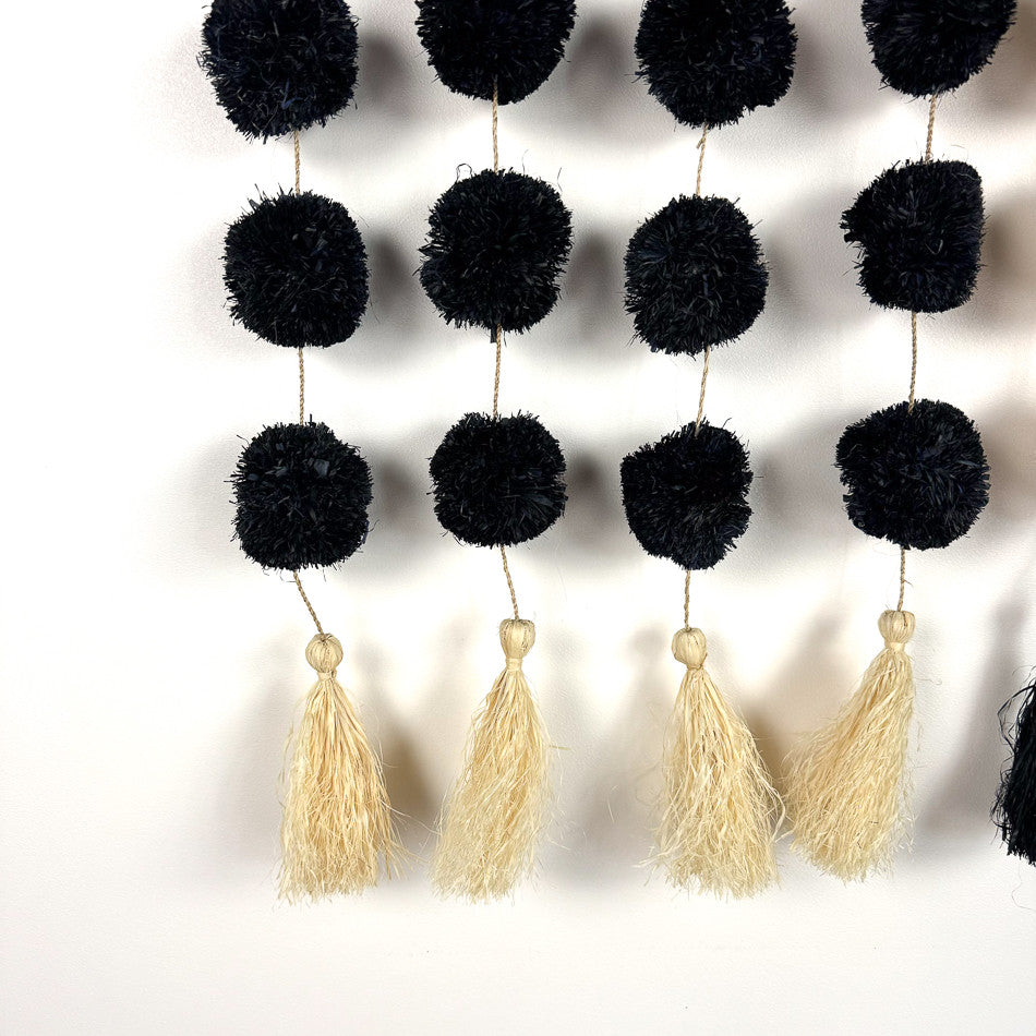 Tenture murale - pompons noirs et blancs