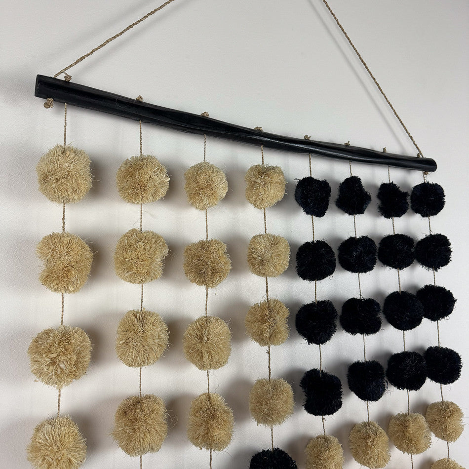 Tenture murale - pompons noirs et blancs